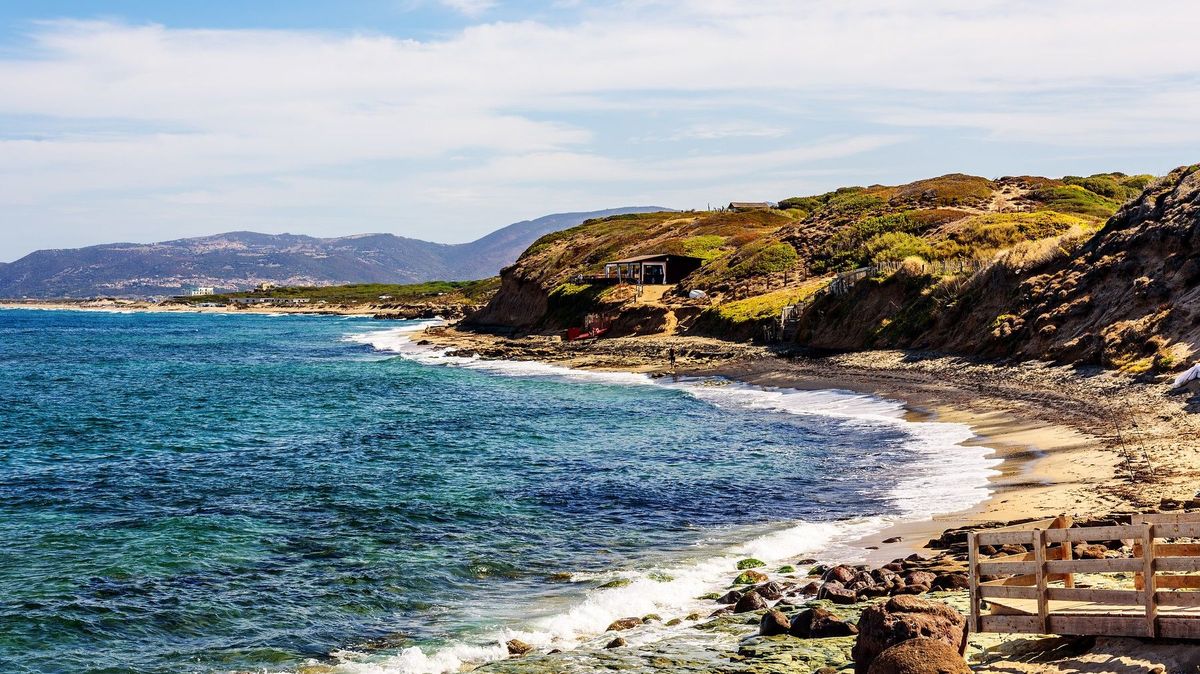 Un turista in Sardegna è stato multato di mille euro per aver raccolto sassolini sulla spiaggia